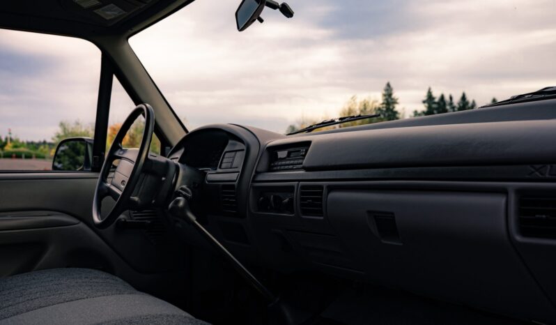 
								1995 Ford F-150 XL 4×4 5-Speed full									