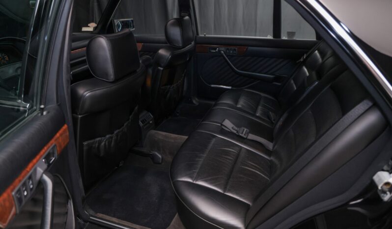 
								1989 Mercedes-Benz 560SEL full									