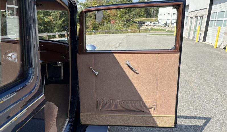 
								1932 Ford Model 18 Deluxe Tudor Sedan full									