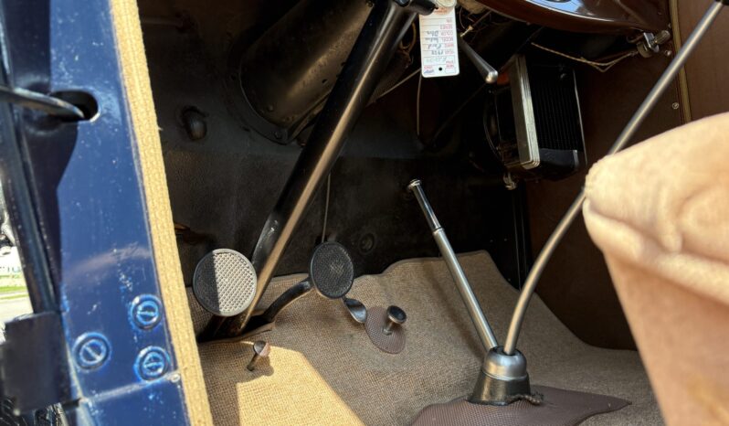 
								1932 Ford Model 18 Deluxe Tudor Sedan full									