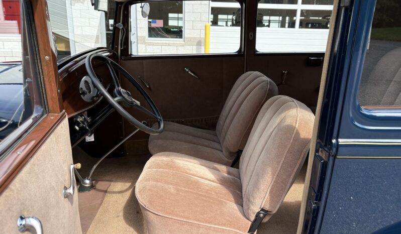 
								1932 Ford Model 18 Deluxe Tudor Sedan full									
