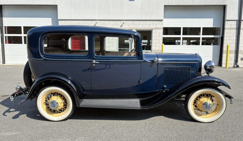
								1932 Ford Model 18 Deluxe Tudor Sedan full									