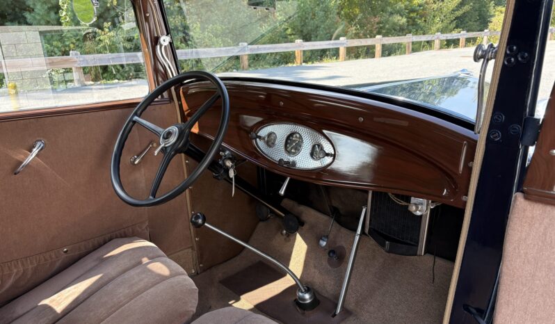 
								1932 Ford Model 18 Deluxe Tudor Sedan full									