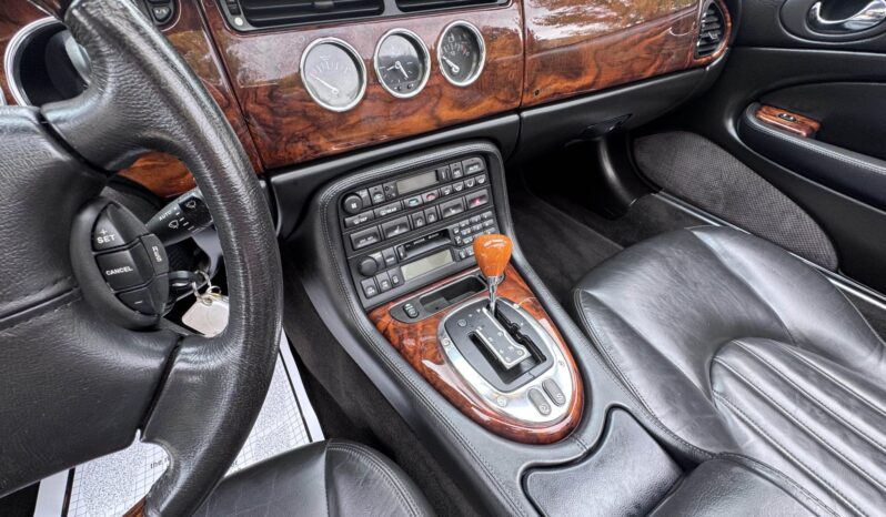 
								2005 Jaguar XK8 Convertible full									