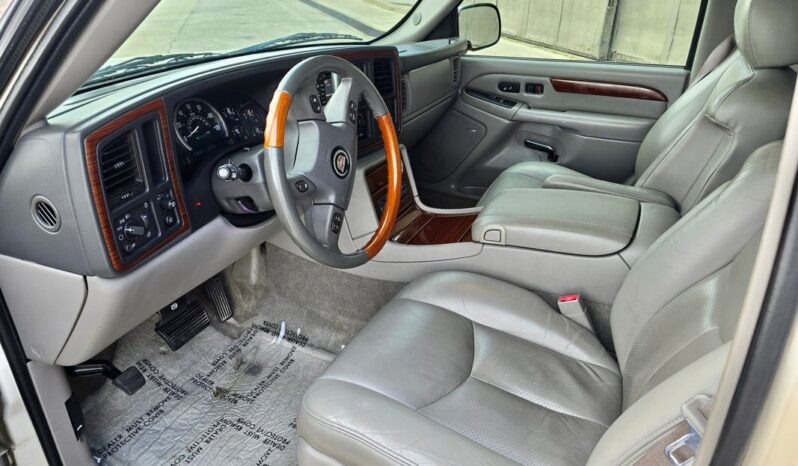 
								2004 Cadillac Escalade 6.0 Liter V8 full									
