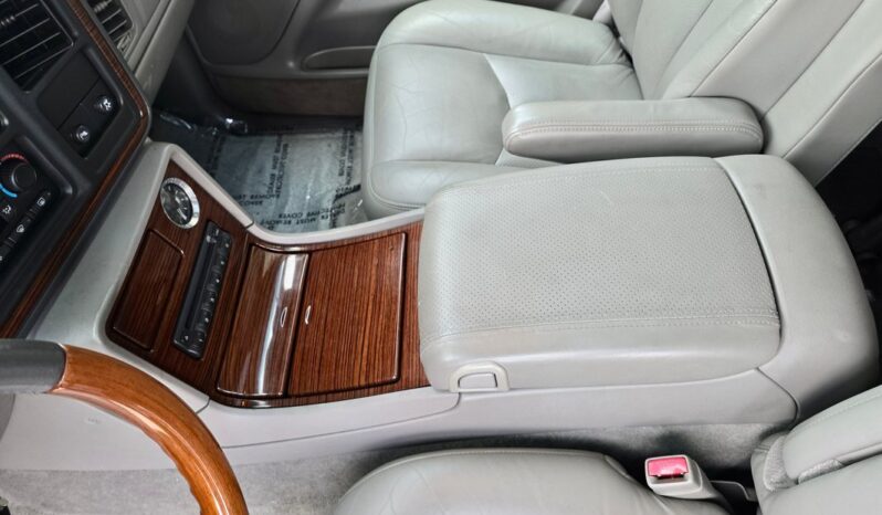 
								2004 Cadillac Escalade 6.0 Liter V8 full									