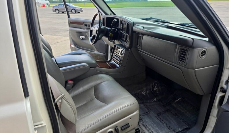 
								2004 Cadillac Escalade 6.0 Liter V8 full									