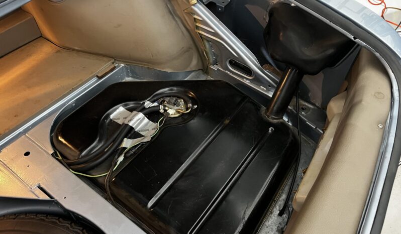 
								1974 BMW 3.0CS 5-Speed full									