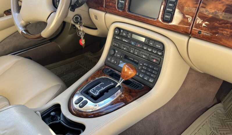 
								2005 Jaguar XK8 Convertible full									