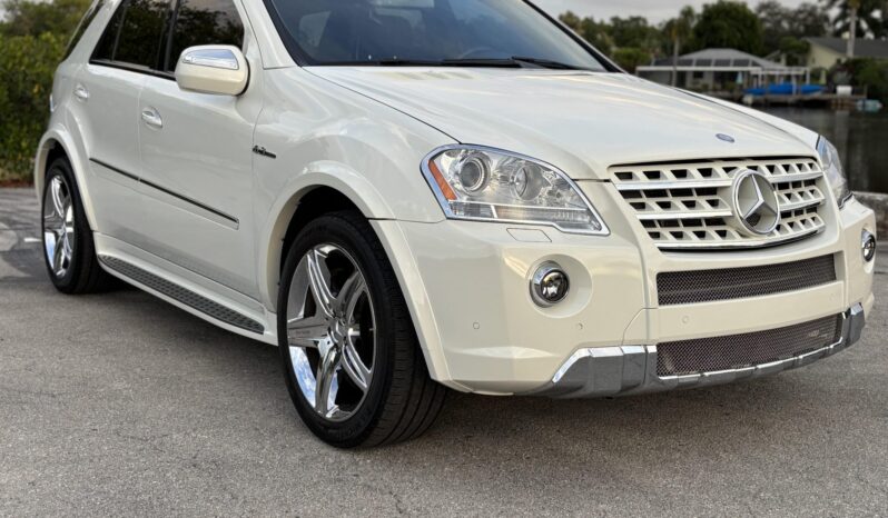 
								2009 Mercedes-Benz ML63 AMG 4MATIC full									