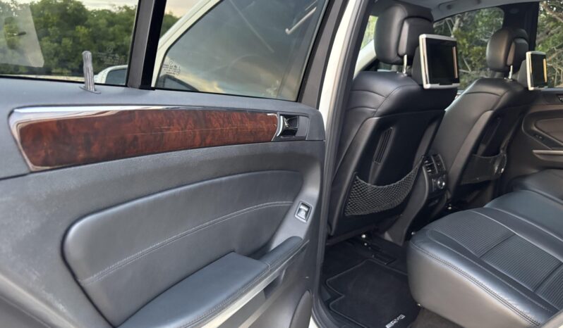 
								2009 Mercedes-Benz ML63 AMG 4MATIC full									