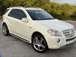 
										2009 Mercedes-Benz ML63 AMG 4MATIC full									