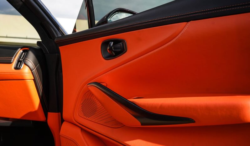 
								2021 Aston Martin DBX Twin-Turbocharged full									