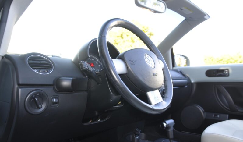 
								2010 Volkswagen New Beetle Final Edition Convertible full									
