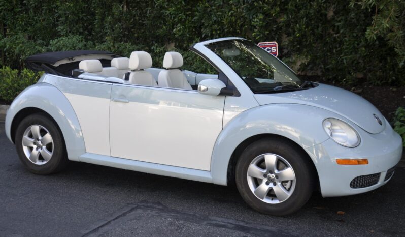
								2010 Volkswagen New Beetle Final Edition Convertible full									