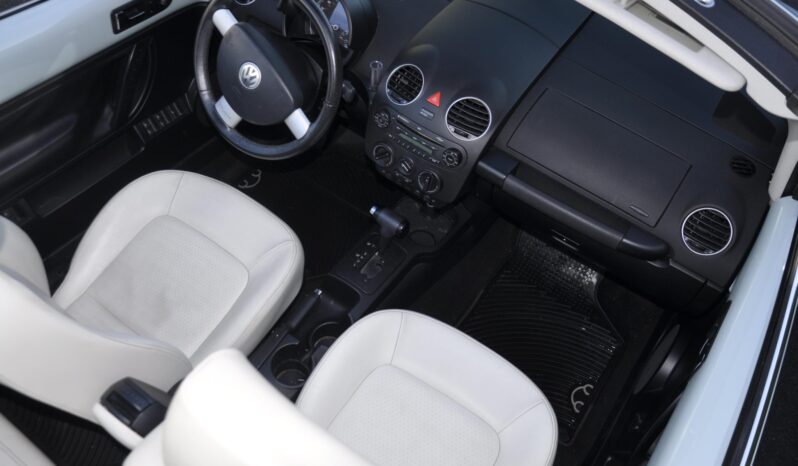 
								2010 Volkswagen New Beetle Final Edition Convertible full									