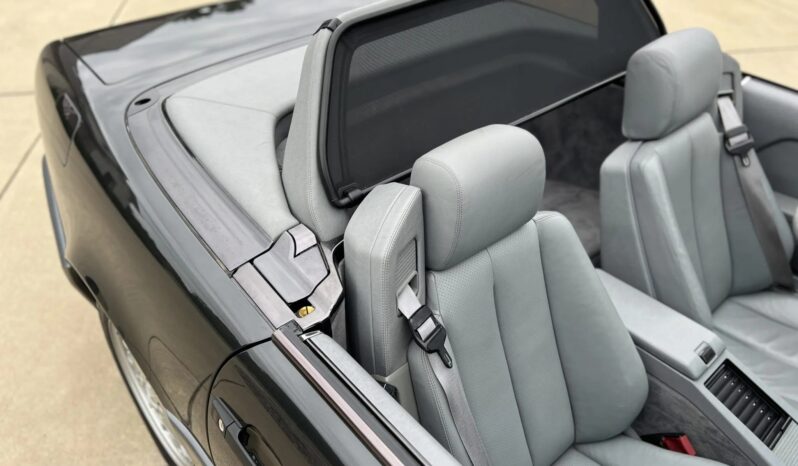 
								1992 Mercedes-Benz 500SL 5.0-Liter V8 full									