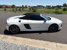 
										2012 Audi R8 5.2 quattro Spyder V10 full									