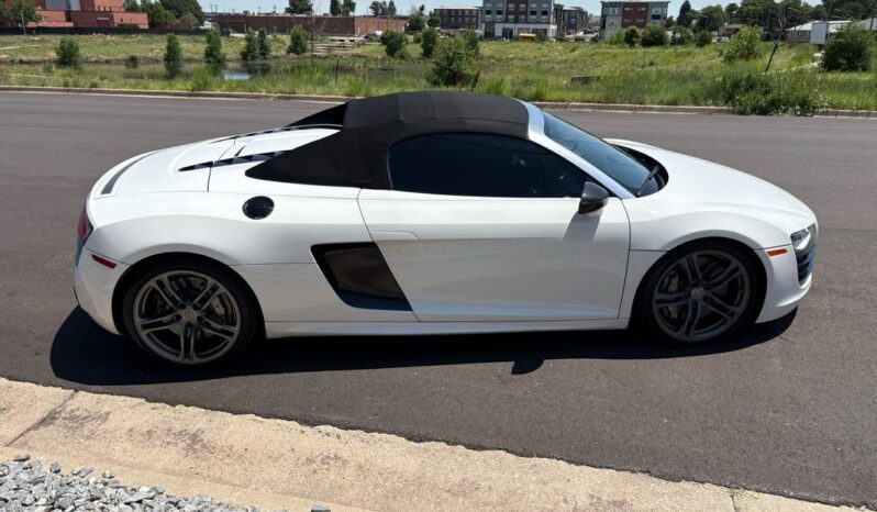 
								2012 Audi R8 5.2 quattro Spyder V10 full									