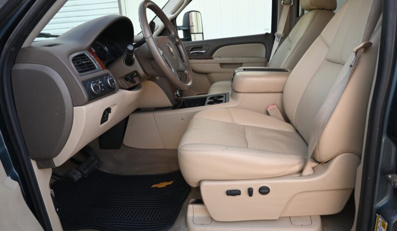 
								2011 Chevrolet Silverado 3500HD LTZ Crew Cab full									