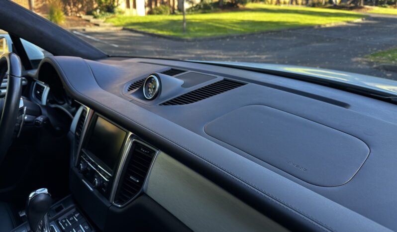 
								2015 Porsche Macan Turbo full									