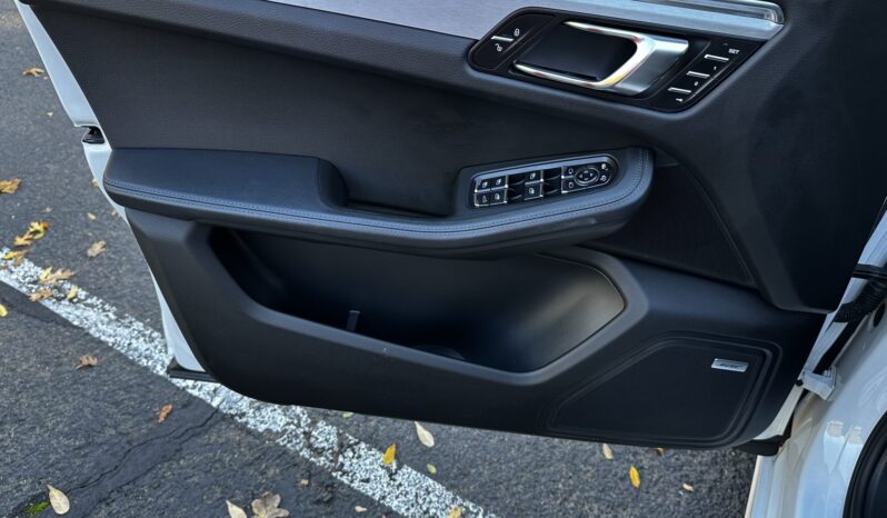 
								2015 Porsche Macan Turbo full									