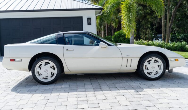 
								1988 Chevrolet Corvette Coupe 35th Anniversary Edition 4-Speed full									