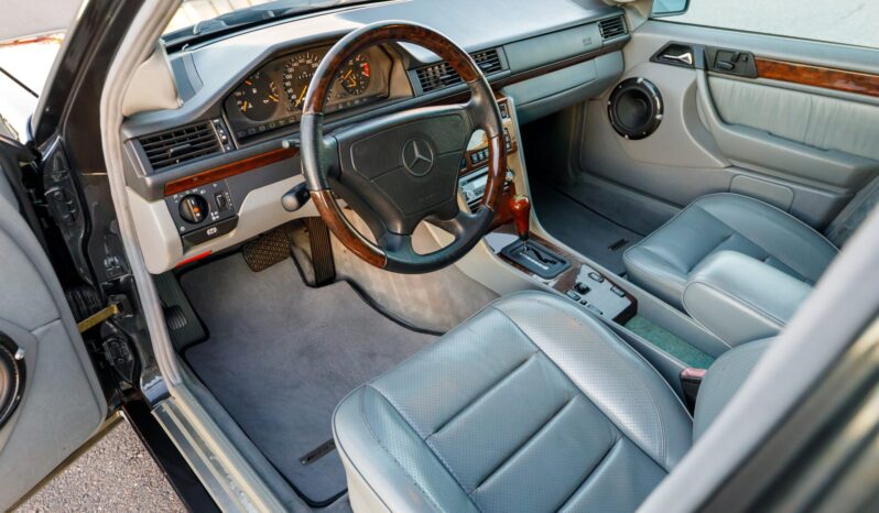 
								1993 Mercedes-Benz 400E AMG 4.2 full									