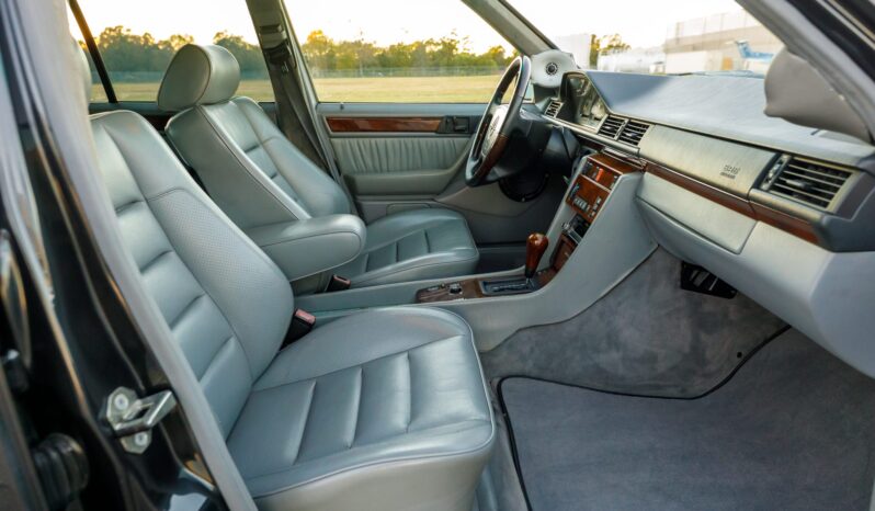 
								1993 Mercedes-Benz 400E AMG 4.2 full									