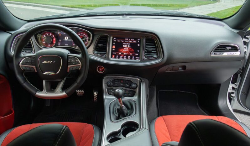 								2015 Dodge Challenger SRT Hellcat 6-Speed full									