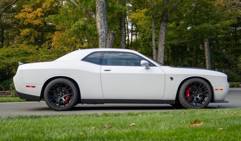 								2015 Dodge Challenger SRT Hellcat 6-Speed full									
