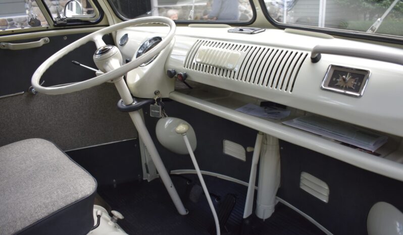 								1967 Volkswagen Type 2 Deluxe 21-Window full									