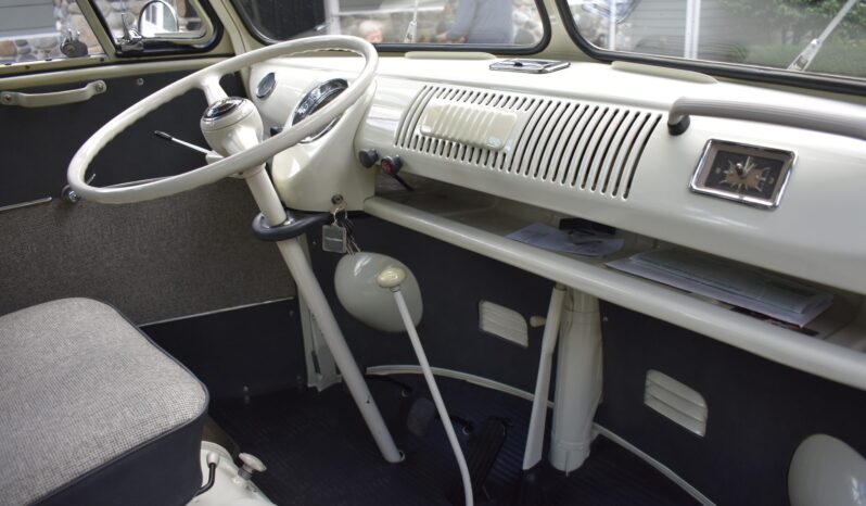 								1967 Volkswagen Type 2 Deluxe 21-Window full									