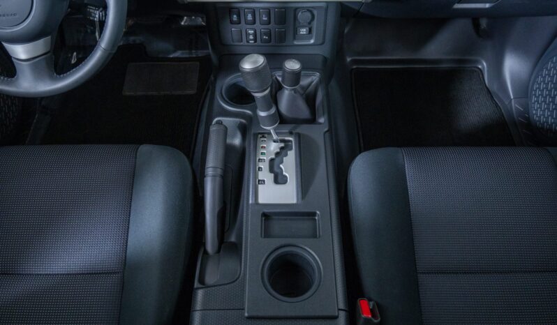 								2012 Toyota FJ Cruiser full									