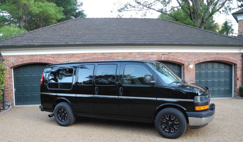 
								2003 GMC Savana G1500 Regency Conversion Van full									