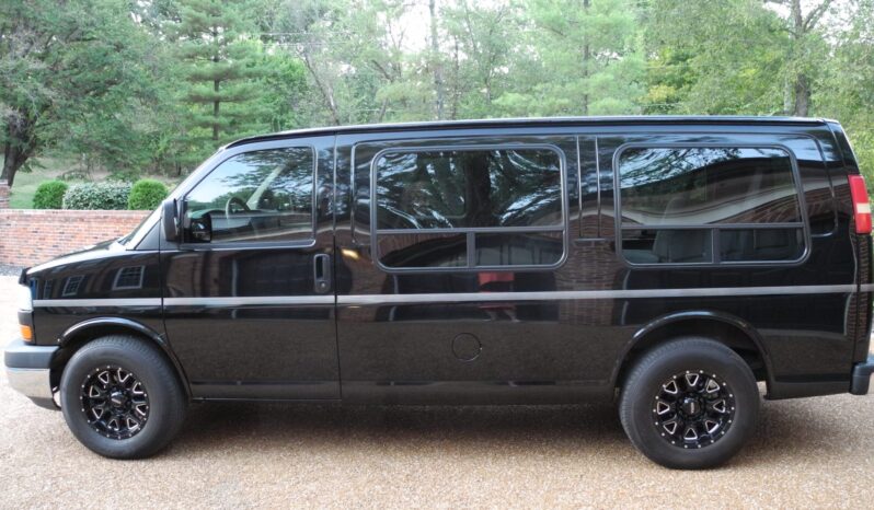 
								2003 GMC Savana G1500 Regency Conversion Van full									