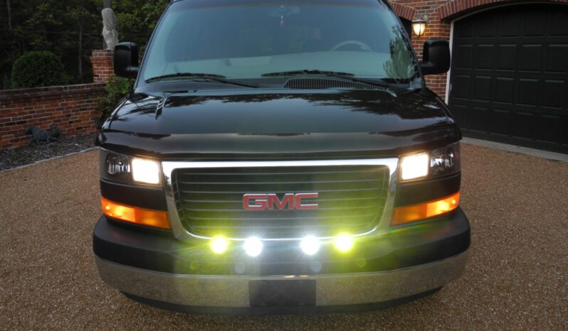 
								2003 GMC Savana G1500 Regency Conversion Van full									