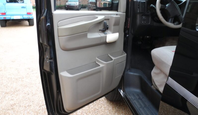 
								2003 GMC Savana G1500 Regency Conversion Van full									