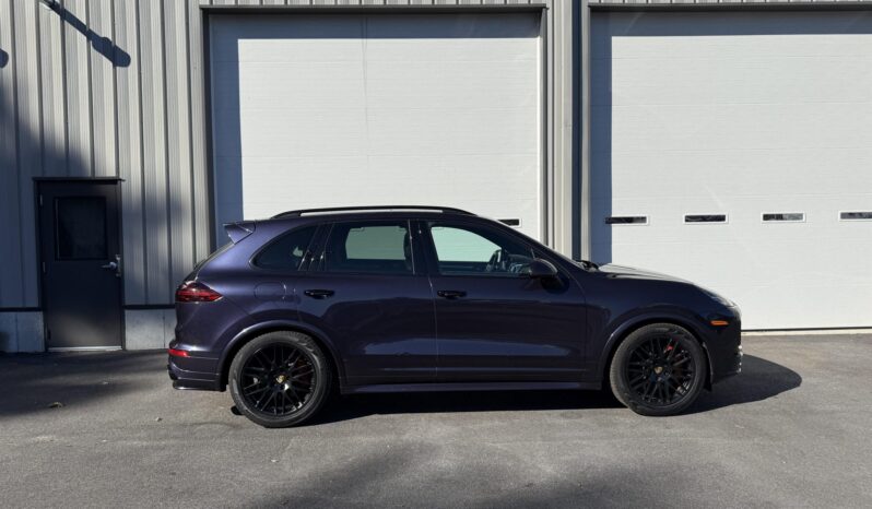 
								2017 Porsche Cayenne GTS full									