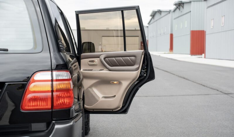 
								2000 Toyota Land Cruiser UZJ100 full									