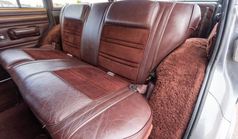
								1991 Jeep Grand Wagoneer full									