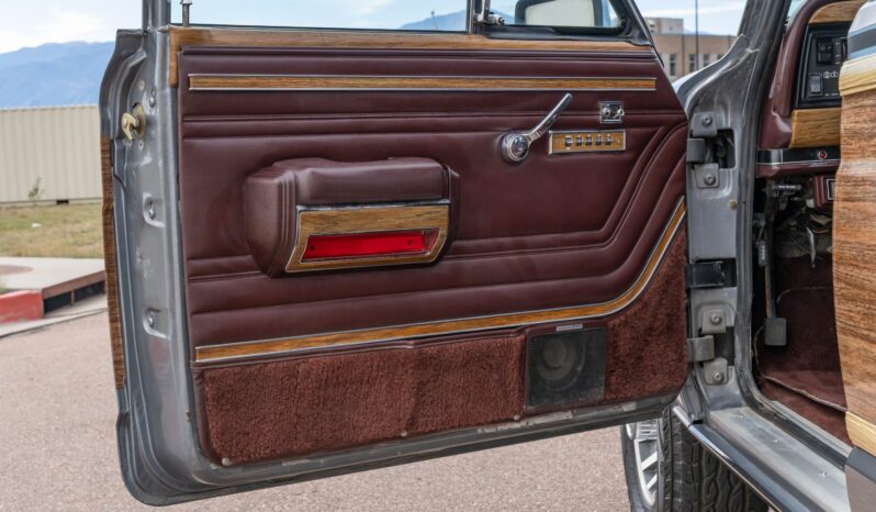 
								1991 Jeep Grand Wagoneer full									