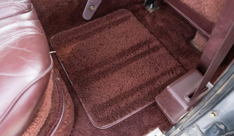 
								1991 Jeep Grand Wagoneer full									