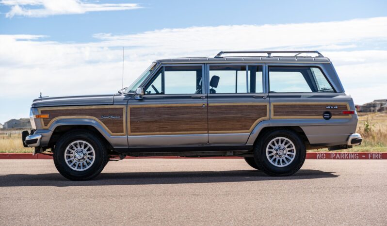 
								1991 Jeep Grand Wagoneer full									