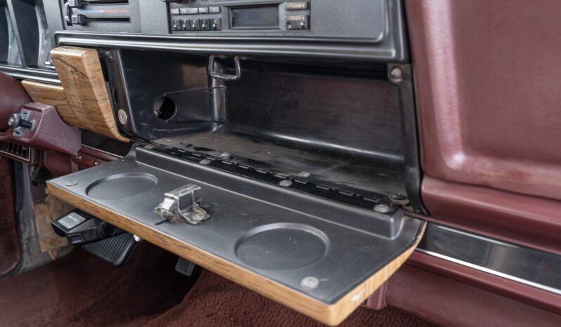 
								1991 Jeep Grand Wagoneer full									