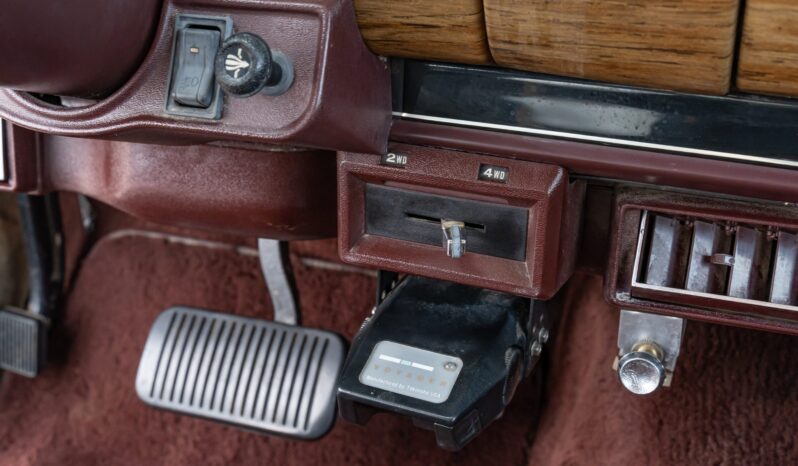 
								1991 Jeep Grand Wagoneer full									
