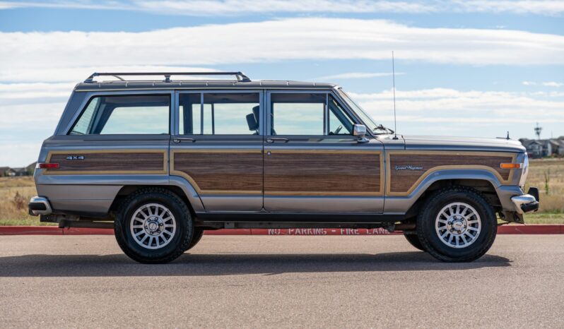 
								1991 Jeep Grand Wagoneer full									