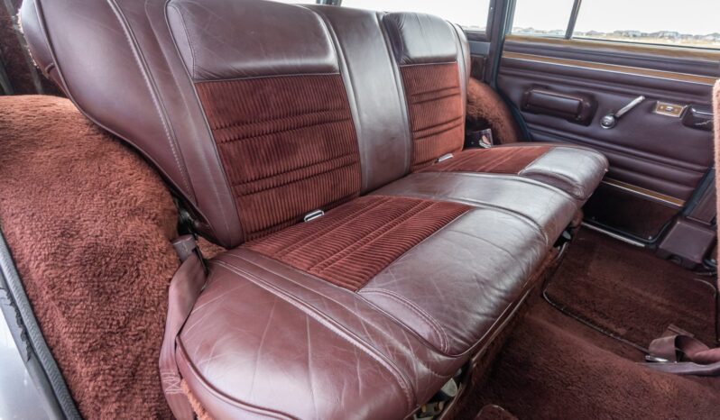 
								1991 Jeep Grand Wagoneer full									