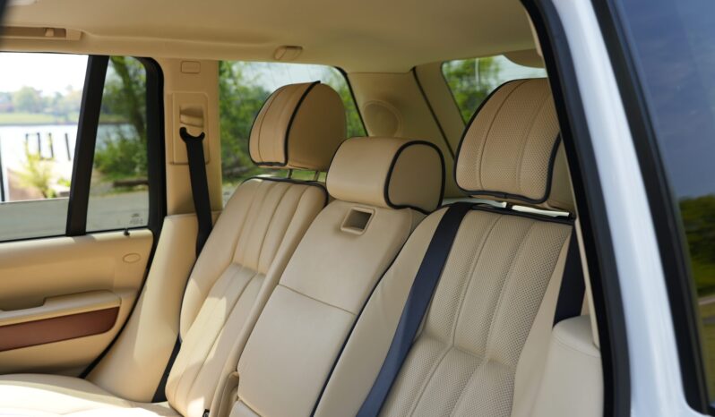 								2011 Land Rover Range Rover HSE Luxury full									