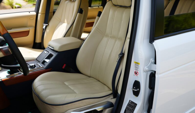 								2011 Land Rover Range Rover HSE Luxury full									